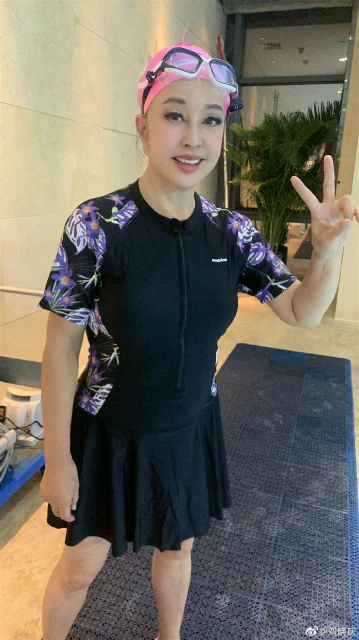 66歲劉曉慶曬游泳照　遭網民留言酸「妝太濃」