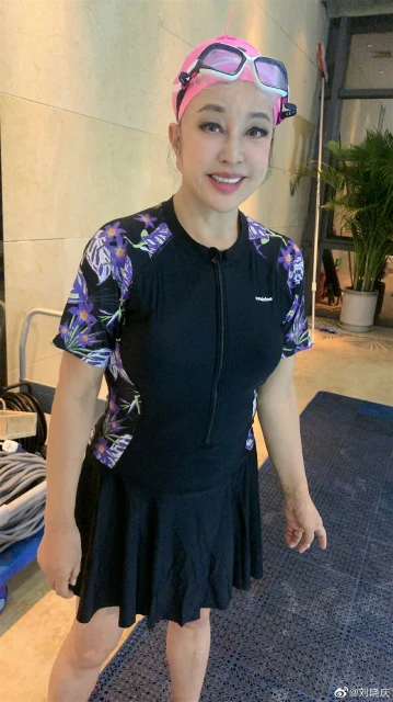 66歲劉曉慶曬游泳照　遭網民留言酸「妝太濃」