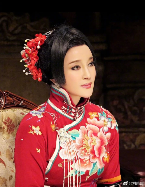 66歲劉曉慶曬游泳照　遭網民留言酸「妝太濃」