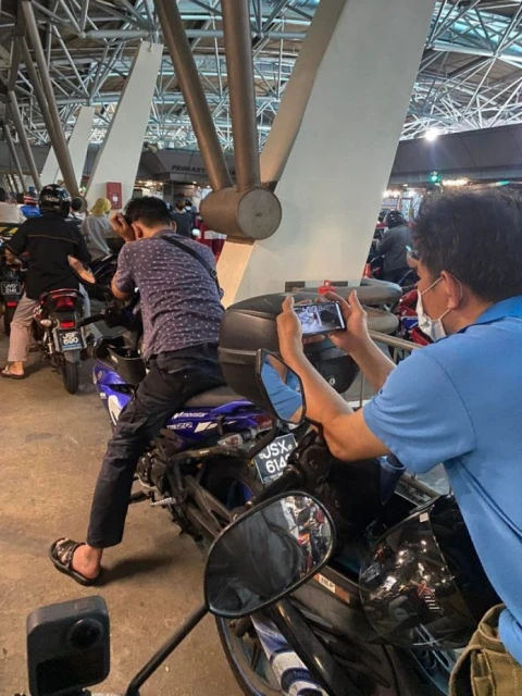 關卡擁堵　大馬客工隔著手機螢幕看孩子玩樂