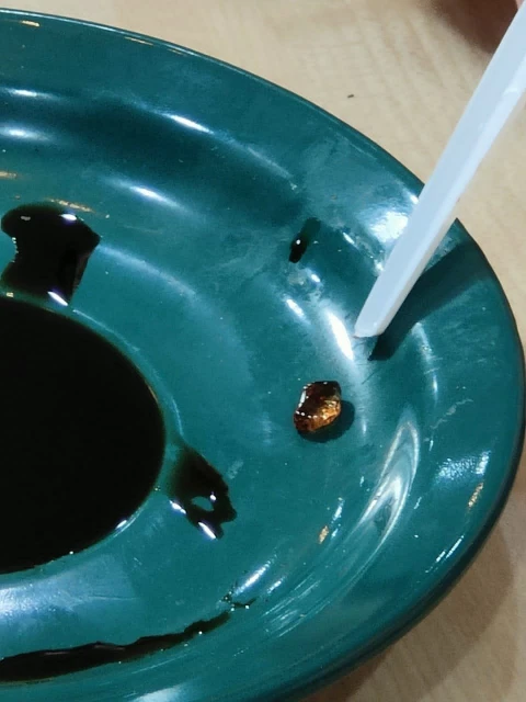 快熟面調味料含疑似玻璃碎片　父女牙齦舌頭被割傷