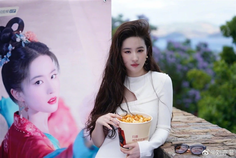 劉亦菲被工作人員抱怨耍大牌　30公尺距離也要人攙扶坐車？