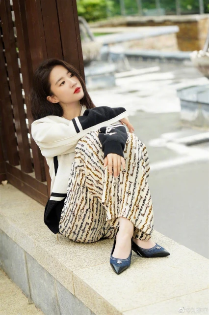 劉亦菲被工作人員抱怨耍大牌　30公尺距離也要人攙扶坐車？