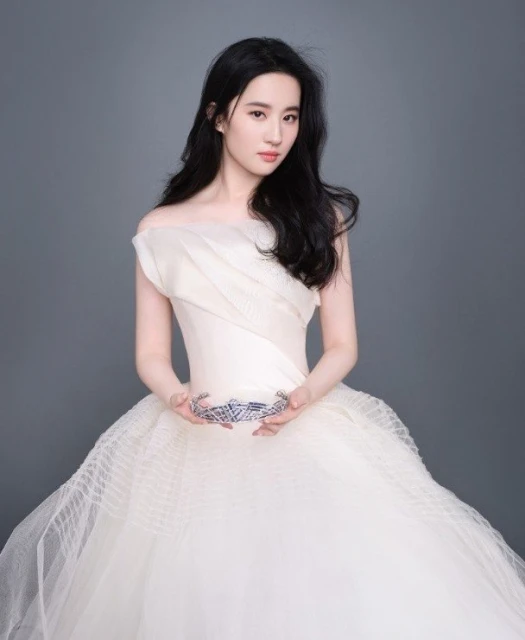 劉亦菲被工作人員抱怨耍大牌　30公尺距離也要人攙扶坐車？