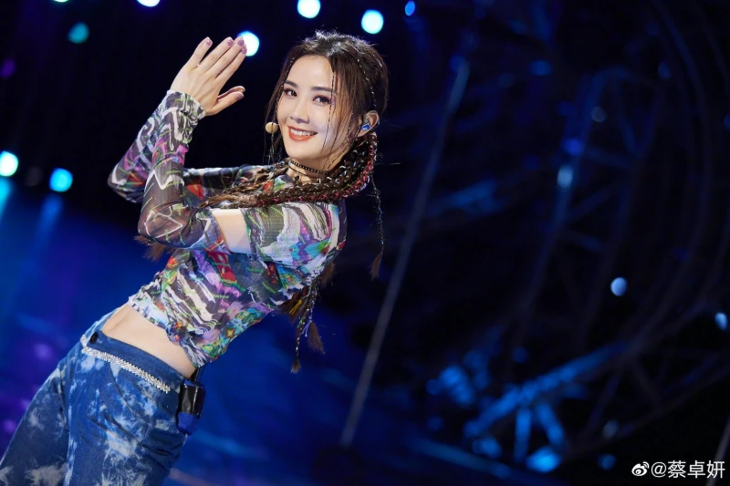 罕曬23年前青澀學生照　蔡卓妍造型被指神似「米老鼠」