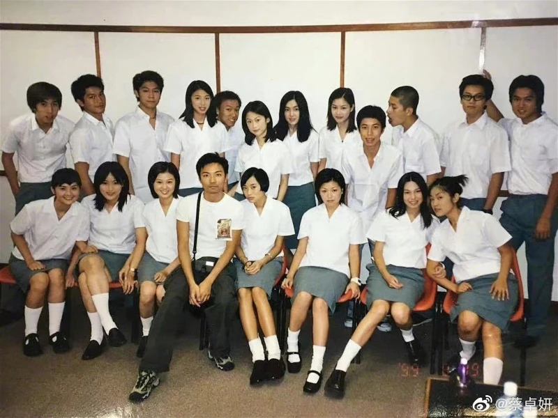 罕曬23年前青澀學生照　蔡卓妍造型被指神似「米老鼠」