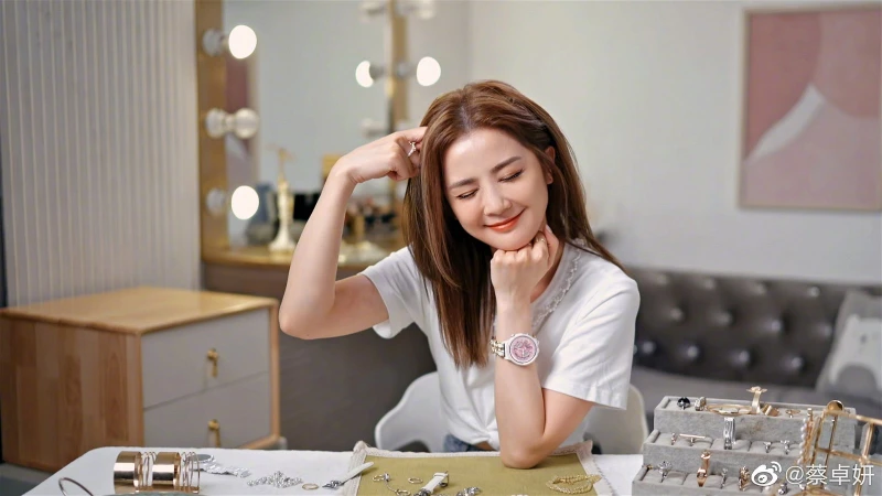 罕曬23年前青澀學生照　蔡卓妍造型被指神似「米老鼠」