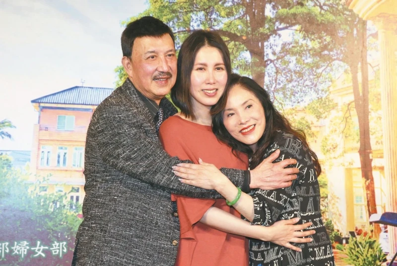 余天帶外孫現身醫院　哽咽證實余苑綺簽了「放棄急救同意書」