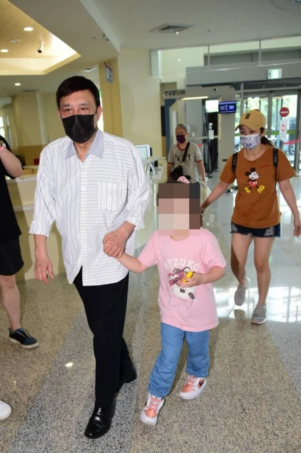 余天帶外孫現身醫院　哽咽證實余苑綺簽了「放棄急救同意書」