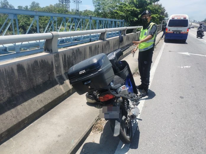 突停在橋邊攀越圍欄墜河 摩哆騎士證實溺斃