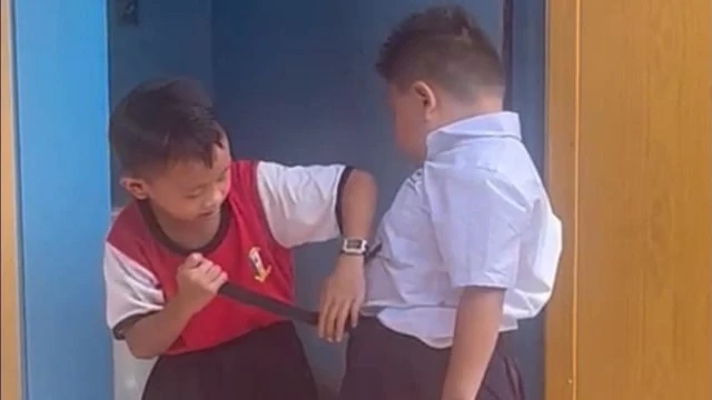 七歲學生助有特殊需要同學上廁所 馬國老師為此感動