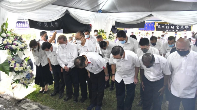 為曾敏興棺木蓋上黨旗 行動黨致最崇高敬意