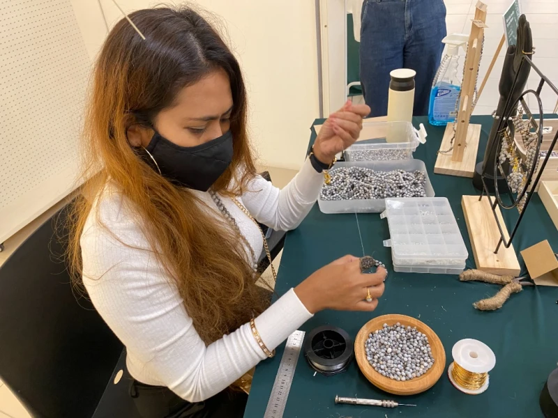 原住民首飾取材大自然 特姆安族畫家繪出故事