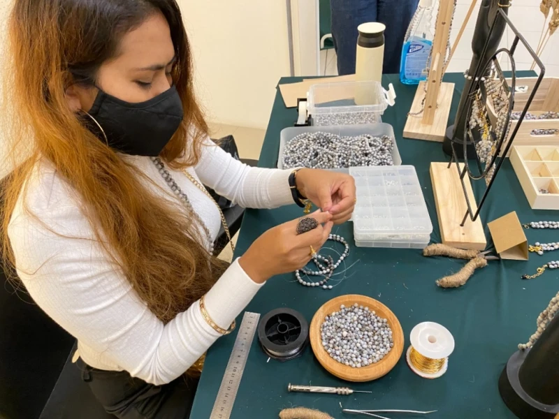 原住民首飾取材大自然 特姆安族畫家繪出故事