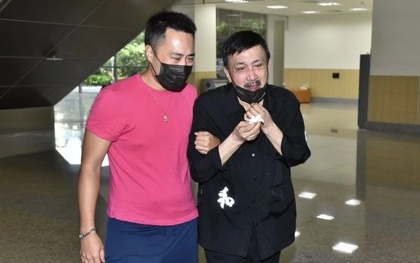 【余苑綺癌逝】才爭取到美國最新抗癌技術　余天淚曝女兒「前兩天錄遺言」