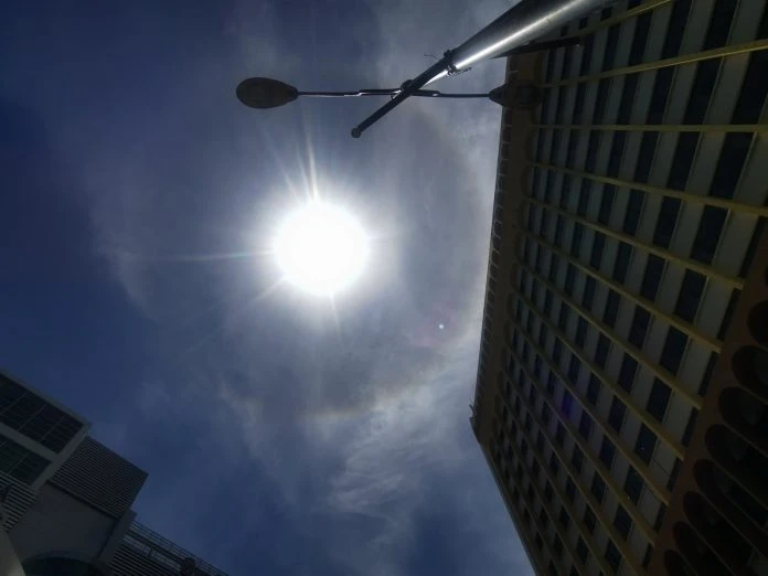 庇上空現「日暈」