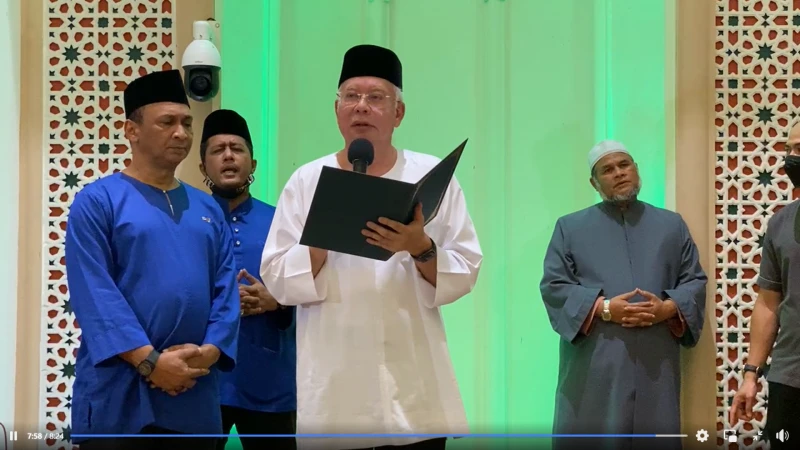 進行伊斯蘭宣誓儀式 納吉否認挪用SRC資金