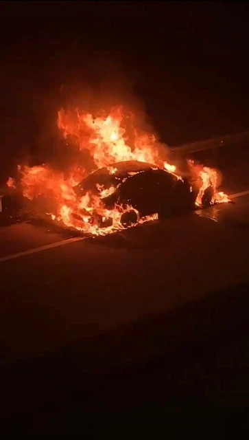 寶馬被大火吞噬　車身被燒毀80%