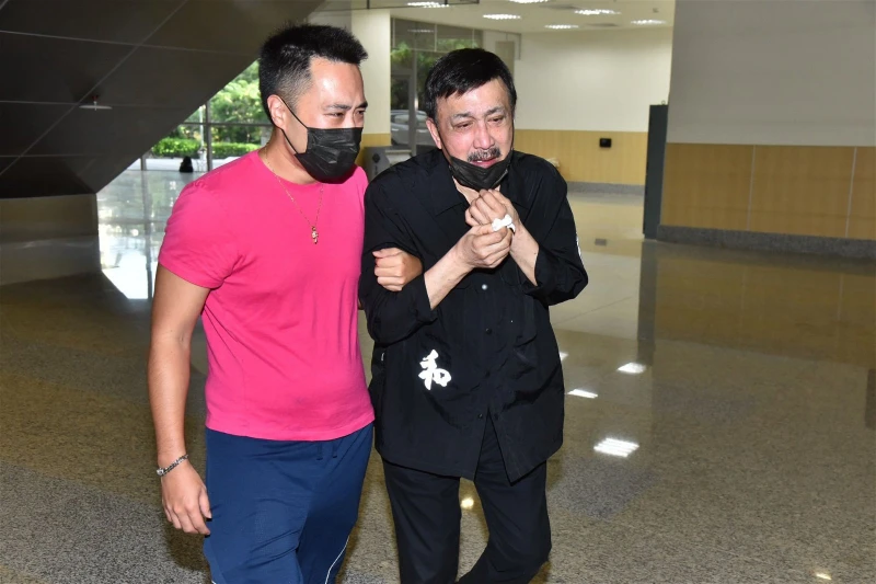 見余天因愛女離世痛哭　曹西平心疼：一輩子都在付出