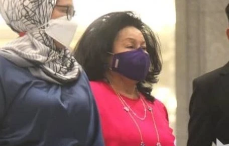 羅斯瑪一身粉紅亮相司法宮力挺納吉