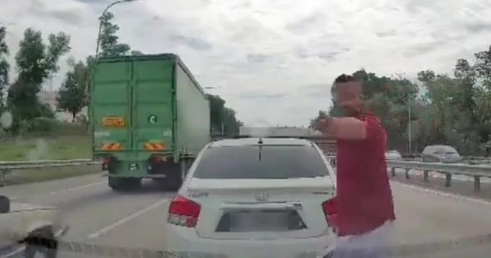 危險改道遭長鳴警示　路霸截車開罵並投擲物品