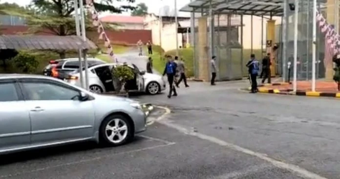 納吉被帶往加影監獄服刑