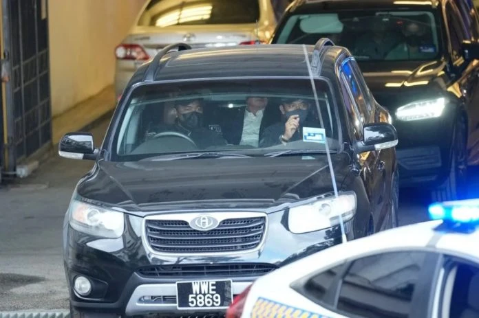 5.45pm警車將納吉送往監獄