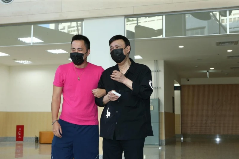 余天「血壓飆200」　余祥銓擔心爸爸：他才剛中風