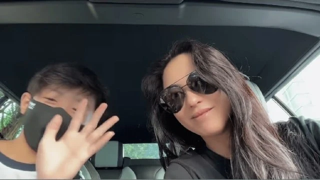 風雨不改開車送兒子上學　張柏芝車內大曬母子情