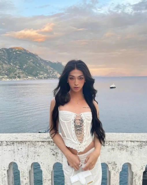 度假穿上白色性感馬甲　伊能靜兒子被網贊「女神」