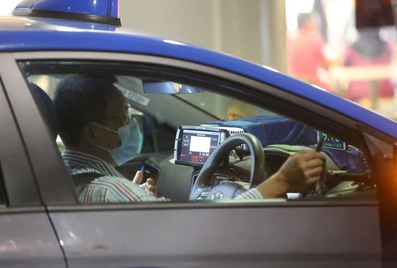 德士、私召車、渡輪和飛機都不屬於公共運輸？　一文看懂何時能「脫罩」