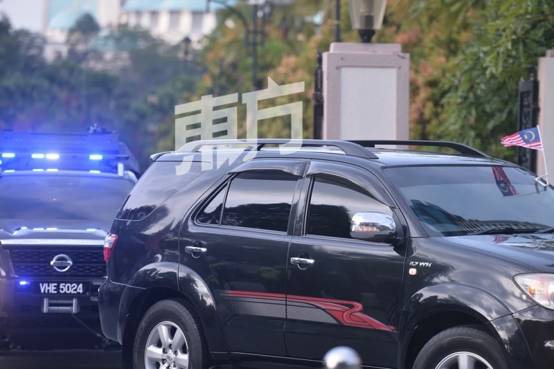 1MDB案續審 納吉西裝面審雙手沒上銬