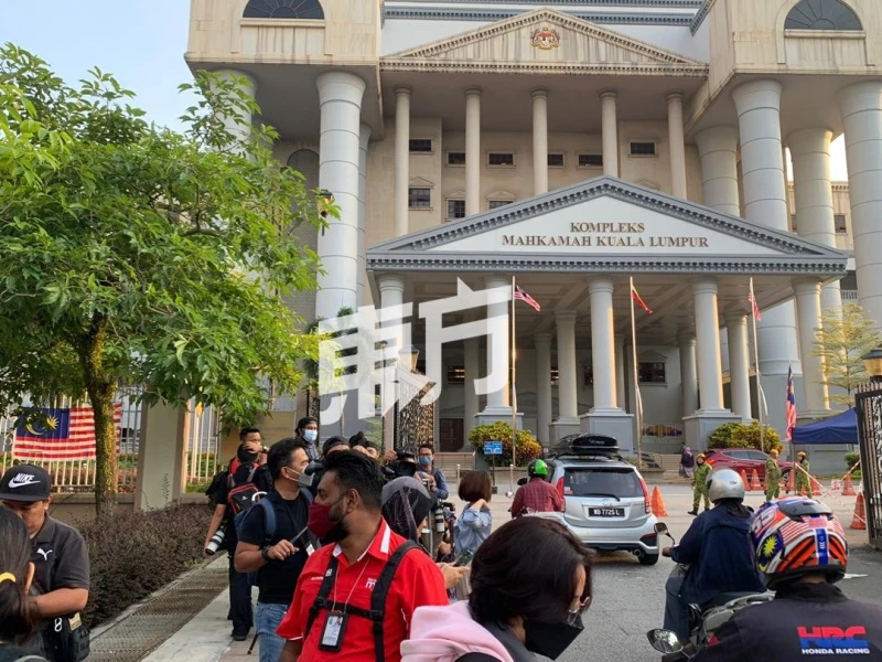 1MDB案續審 納吉西裝面審雙手沒上銬