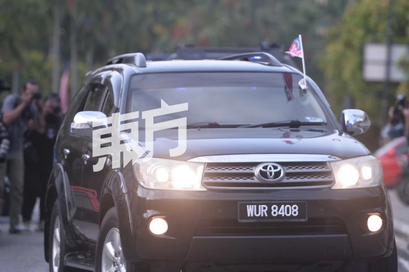 1MDB案續審 納吉西裝面審雙手沒上銬