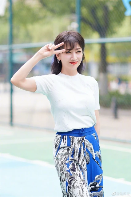 67歲趙雅芝街頭打籃球　真實狀態網看傻：不老的傳說