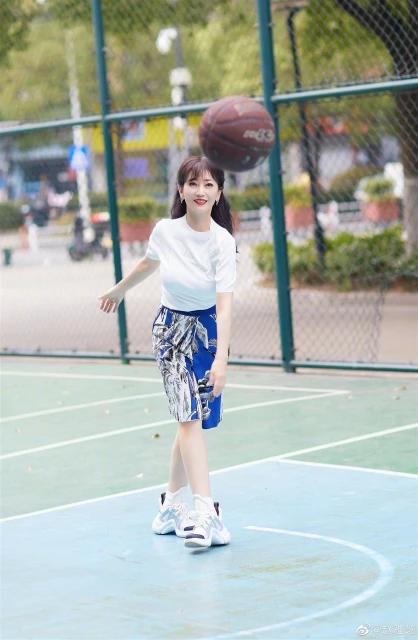 67歲趙雅芝街頭打籃球　真實狀態網看傻：不老的傳說