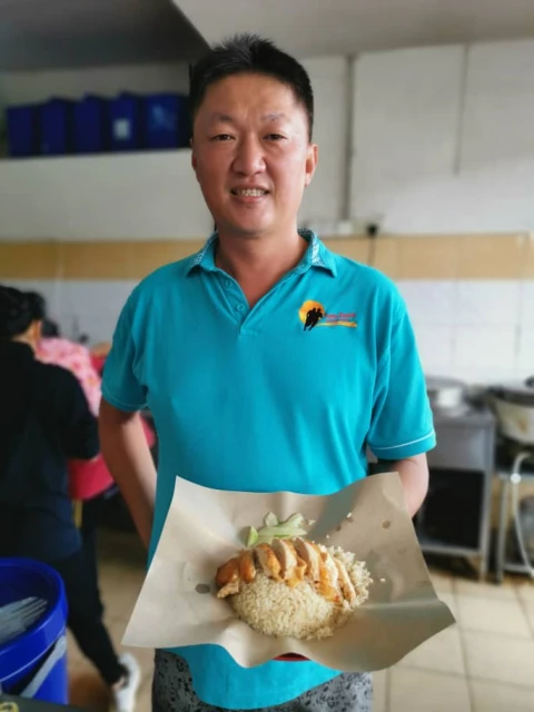 為讓學生及上班族能吃飽 推4.99便宜版雞飯