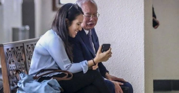 納吉女兒：父親正適應獄中生活