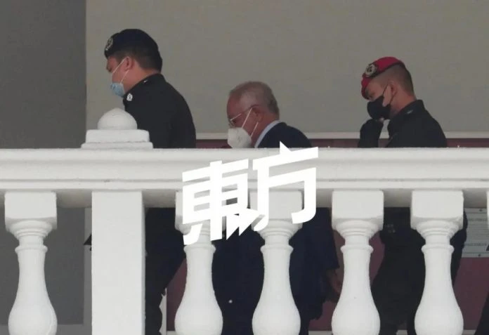 休庭後戴上手銬離開法庭　納吉向支持者揮手致意