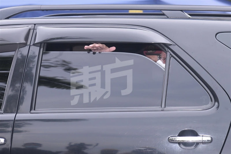 休庭後戴上手銬離開法庭　納吉向支持者揮手致意