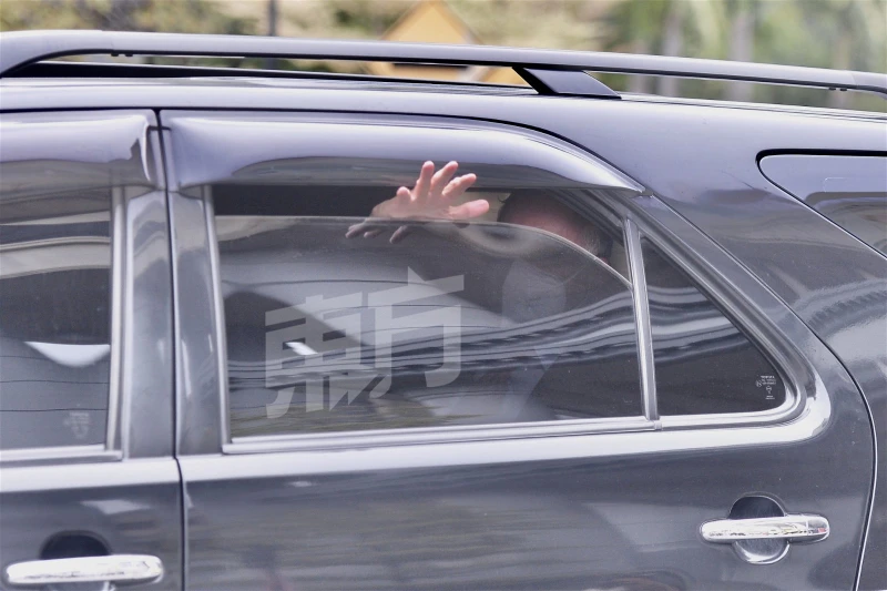 休庭後戴上手銬離開法庭　納吉向支持者揮手致意