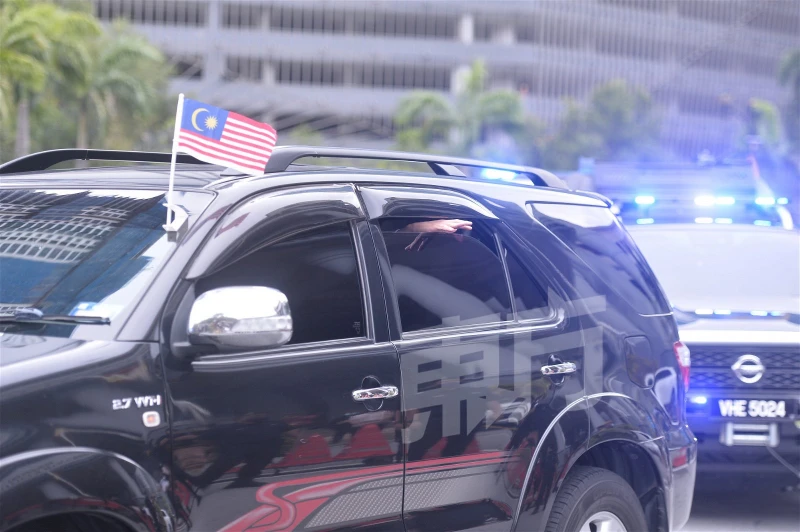 休庭後戴上手銬離開法庭　納吉向支持者揮手致意