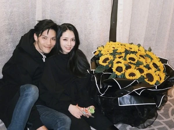 向佐被爆婚內出軌　向太疑發文喊話郭碧婷：做人傻才幸福