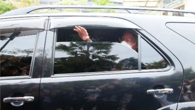 為何納吉上庭無需穿囚服上手銬？馬國律師解密