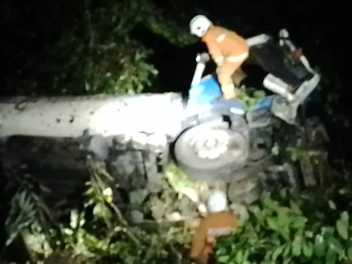 油槽車失控滾下山坡 司機吉人天相