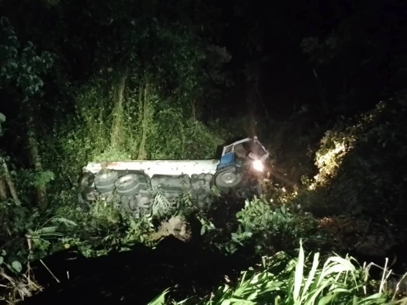 油槽車失控滾下山坡 司機吉人天相