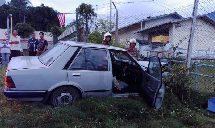 失控撞蘭瑙警局籬笆 轎車司機輕傷