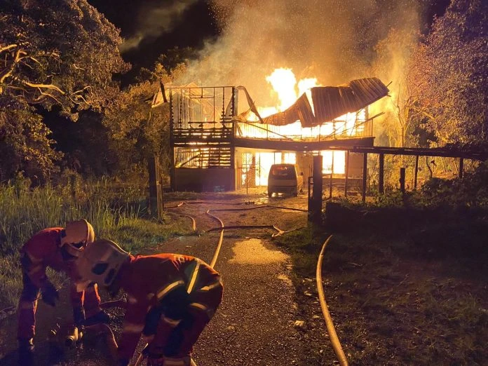 華裔民宅失火 殃及一車無人傷亡