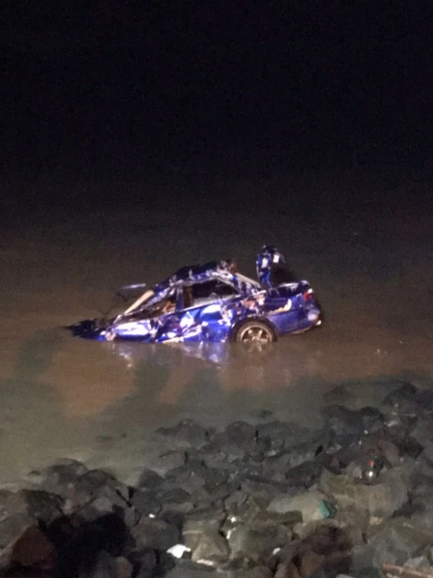 5好友雨夜外出　轎車失控墜海釀1死4傷