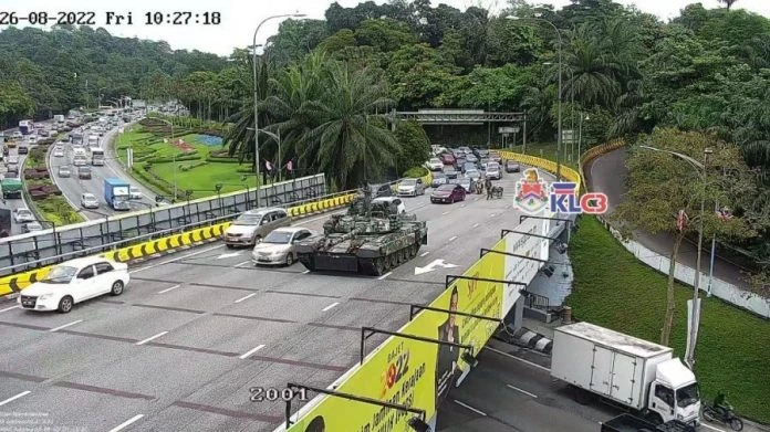 坦克車拋錨路中央　白沙羅路一帶交通受阻